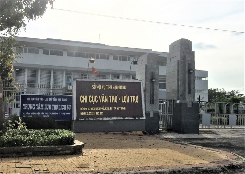 Bat 4 can bo o Hau Giang vi 'lap quy den' trai phep hinh anh