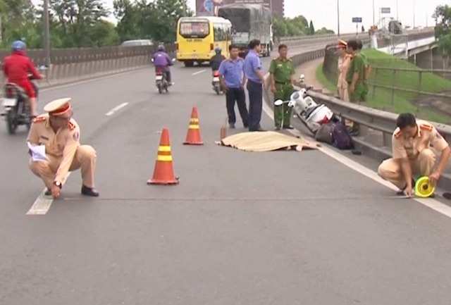 Tai xe xe tai can chet nguoi tren quoc lo roi bo tron hinh anh