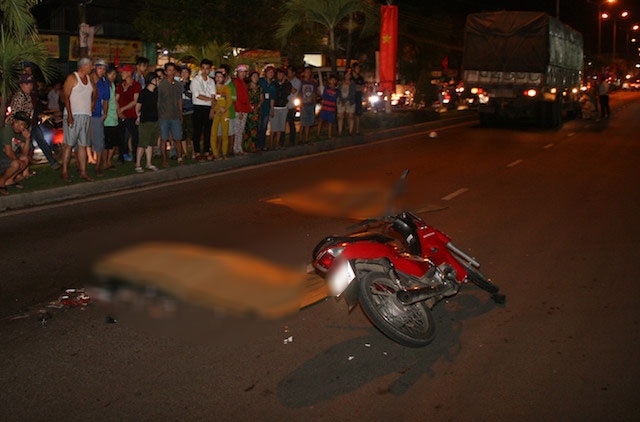 Va cham voi xe tai, 2 nguoi di xe may tu vong hinh anh
