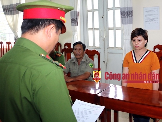 Bat tam giam bao mau bao hanh tre o An Giang hinh anh