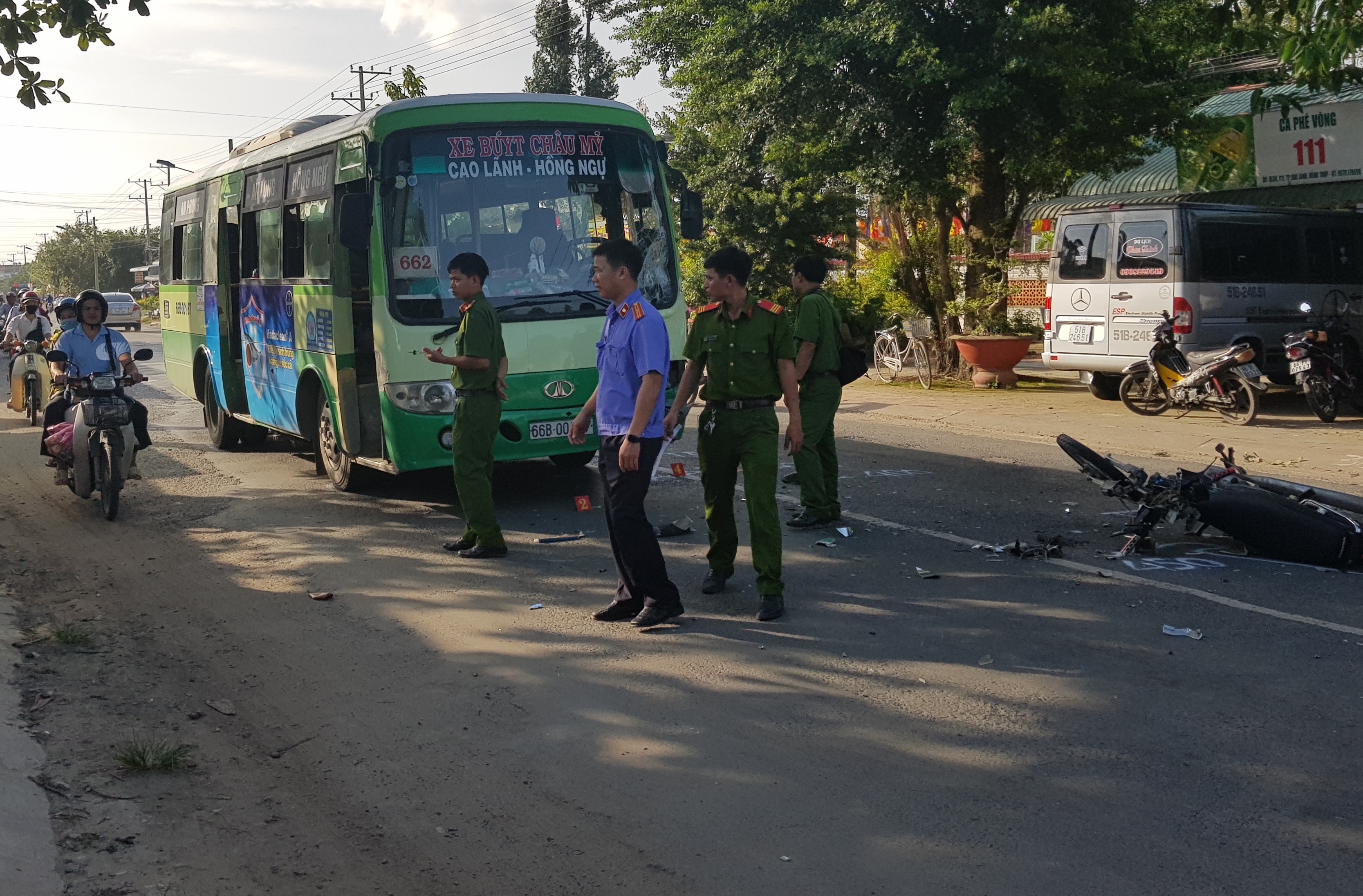 Tông xe buýt tử vong ảnh 1 Tong xe buyt tu vong anh 1