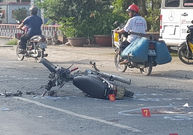 Doi dau voi xe buyt tren quoc lo, nam thanh nien tu vong hinh anh