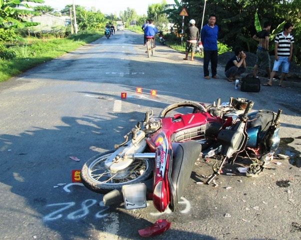 De nghi truy to nhom cho thuoc la lau danh 2 canh sat nhap vien hinh anh