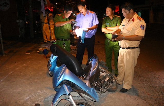 Chay xe may toc do cao, nam thanh nien tong tru dien tu vong hinh anh