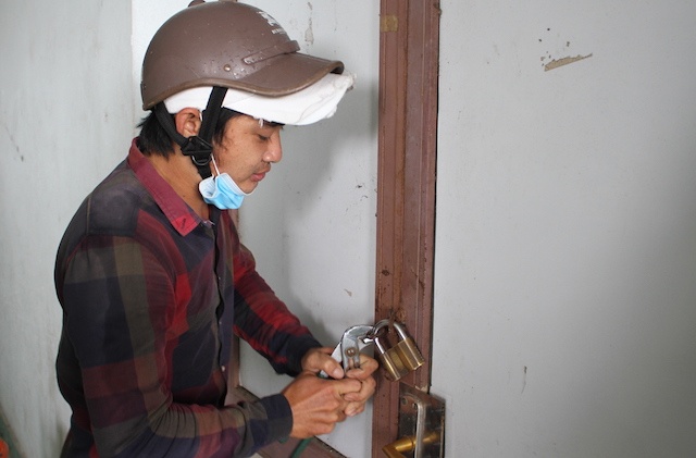 Nhan vien giao gas chuyen dot nhap chung cu trom tai san hinh anh