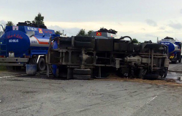 Xe bon cho 6.000 lit xang lat tren quoc lo hinh anh