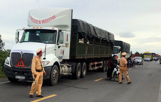 Lật xe bồn chở dầu ảnh 2 Lat xe bon cho dau anh 2