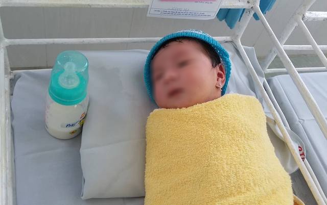 Be gai nang 3,8 kg bi me bo roi sau khi chao doi hinh anh