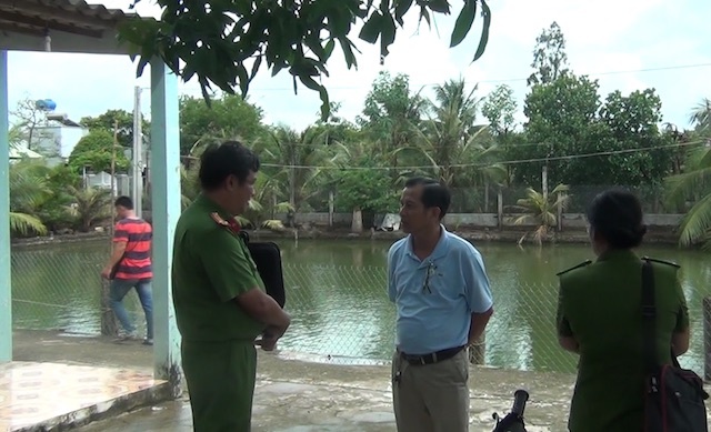 Chong nghi uong thuoc tru sau tu van, vo nam chet trong nha hinh anh
