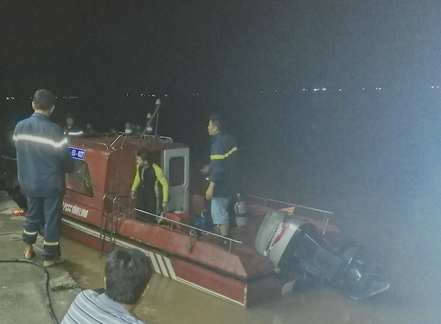 Viet kieu Canada mat tich tren song Co Chien hinh anh