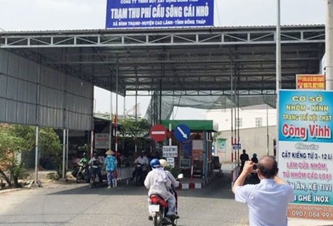 Hai vo chong bi tam giu khi gay roi tai BOT cau song Cai Nho hinh anh