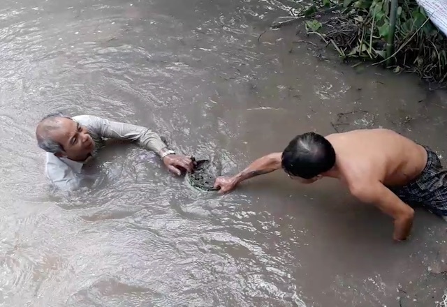 Nguoi dan gia co bo bao bi vo o Con Khuong hinh anh