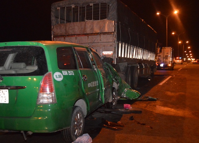 3 nguoi tren taxi thiet mang sau tai nan o cau Can Tho hinh anh