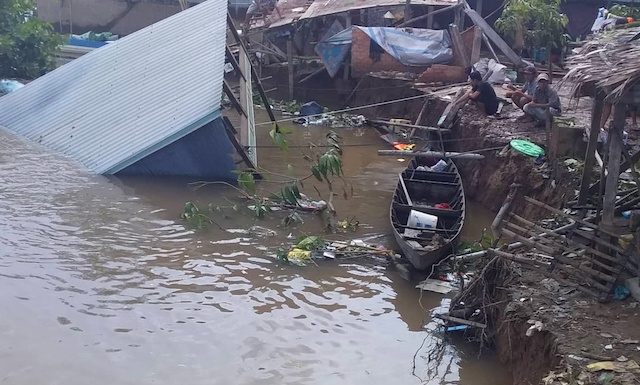 2 can nha sup xuong song luc rang sang, hon 10 nguoi thoat chet hinh anh