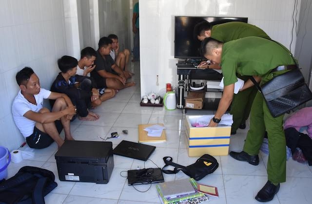 Canh sat dieu tra nhom nguoi duong tinh ma tuy, cho vay nang lai hinh anh