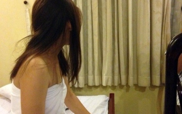 Canh sat bat qua tang hai nu tiep vien ban dam trong nha tro hinh anh