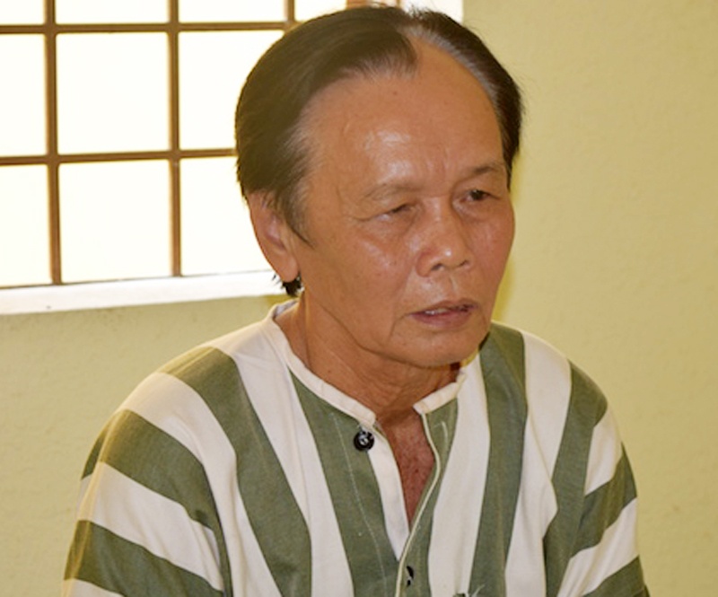 Bat ong lao dam o voi be gai 9 tuoi hinh anh