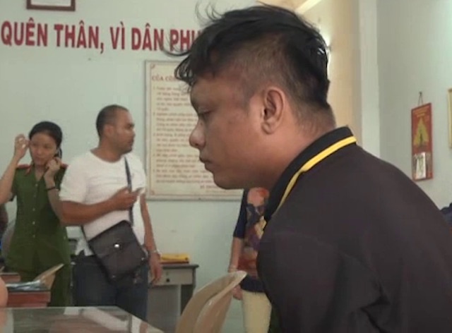 Cuop 450 trieu cua chu dai ly sua, 2 thanh nien bi tam giam hinh anh