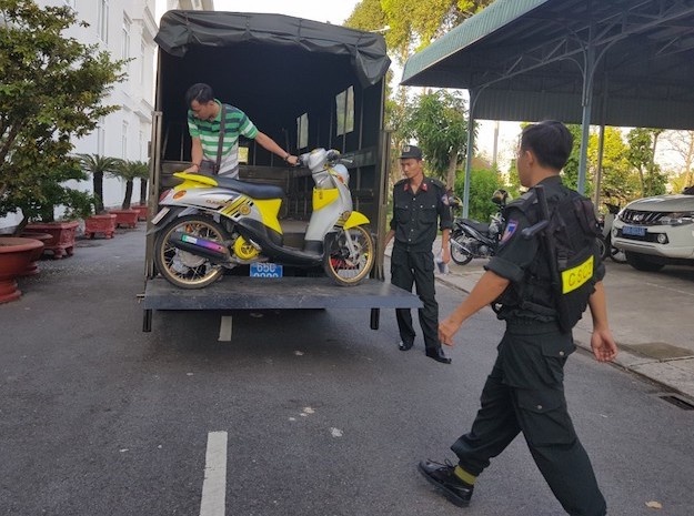 Cả trăm người cổ vũ,  đua xe ảnh 1 Ca tram nguoi co vu,  dua xe anh 1