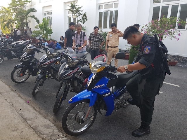 Canh sat vay bat gan 100 thanh nien co vu, dua xe trai phep hinh anh