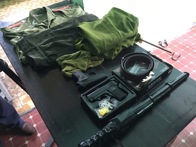 Xu phat nguoi dan ong di oto mang theo sung va trang phuc canh sat hinh anh