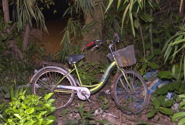 Be gai 7 tuoi roi song mat tich tren duong di hoc ve hinh anh