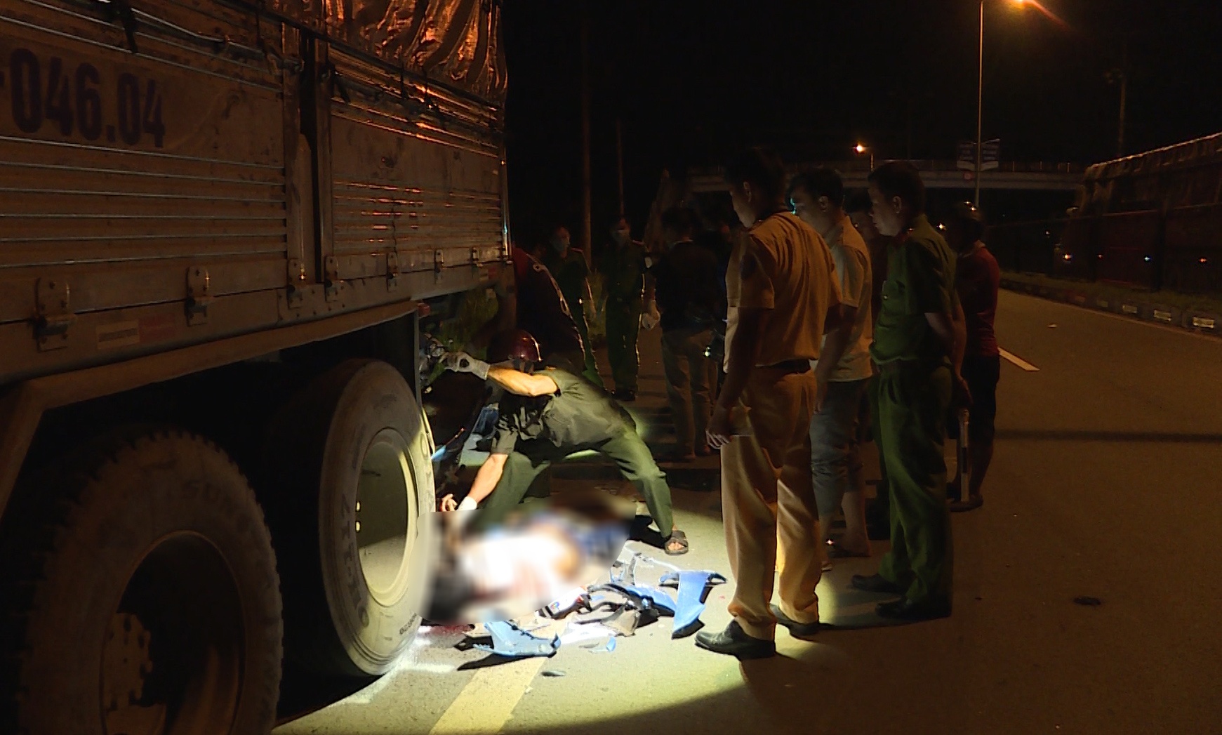 Tong vao xe tai dang dung tren quoc lo, 2 cong nhan tu vong hinh anh