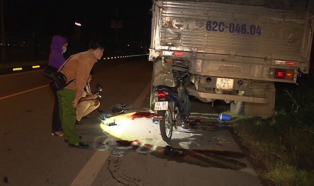 Hien truong vu hai cong nhan tong vao duoi xe tai tu vong hinh anh