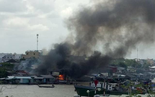 Chay lon o day nha ven cho noi Cai Rang hinh anh