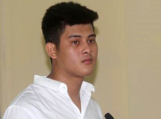 Chu re di tu vi danh nu hang xom giat micro tai dam tiec hinh anh