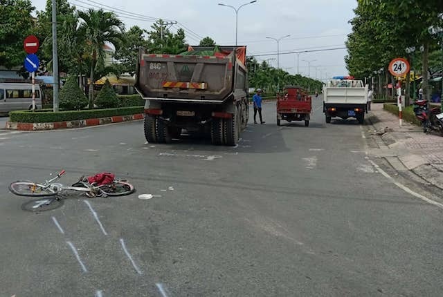 Va cham voi xe tai cho da, nam sinh lop 6 bi dap nat chan hinh anh