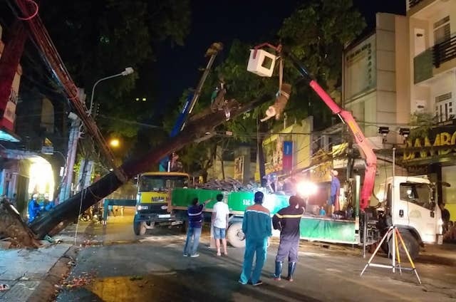 Mua lon lam bat goc co thu, nga cot den o Can Tho hinh anh