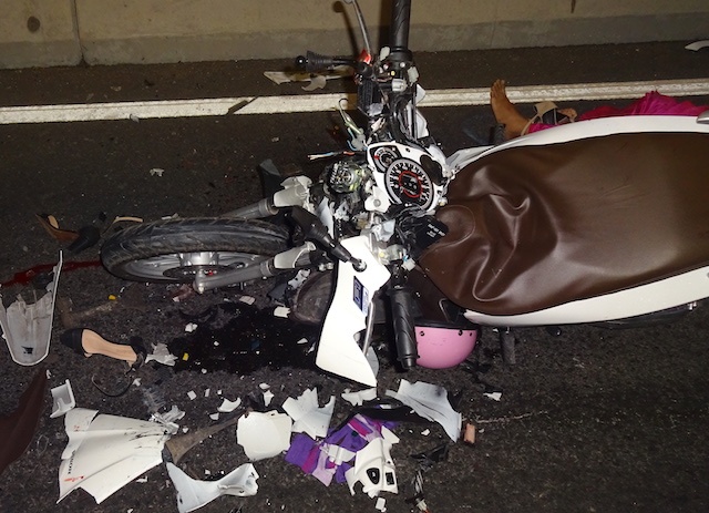 Chay xe nguoc chieu tren cau Cao Lanh, hai co gai tre tu vong hinh anh