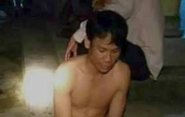 Nam thanh nien ‘khoa than’ nup sau nha dan luc giua khuya hinh anh