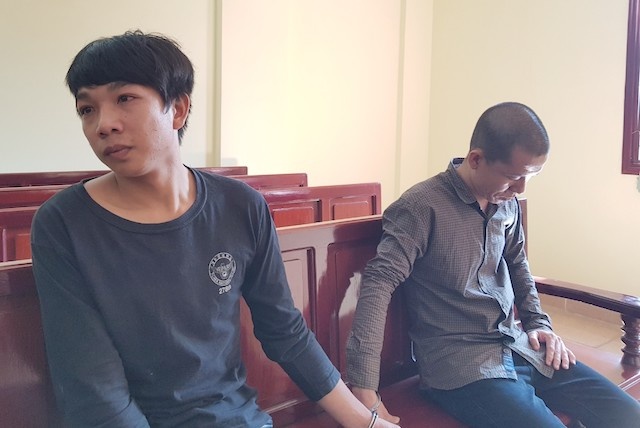 Be gai sinh con, 2 nguoi dan ong vao tu hinh anh