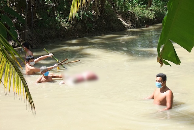 Nguoi phu nu tu vong bi troi hai chan, dim duoi muong nuoc hinh anh