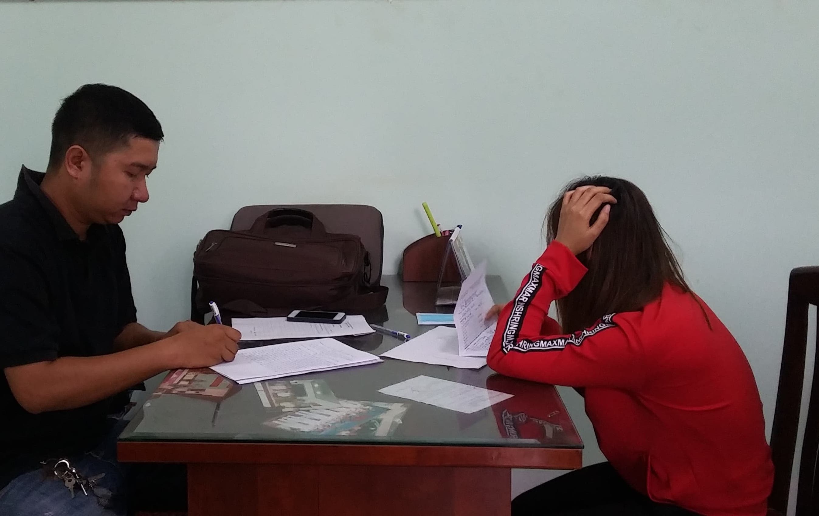 Nu tiep vien quan ca phe 'chieu khach toi ben' hinh anh