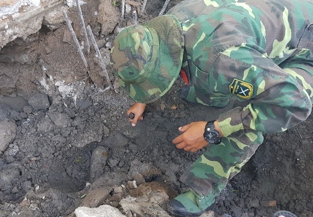 Dao mong nha, cong nhan phat hien dan coi 82 mm hinh anh