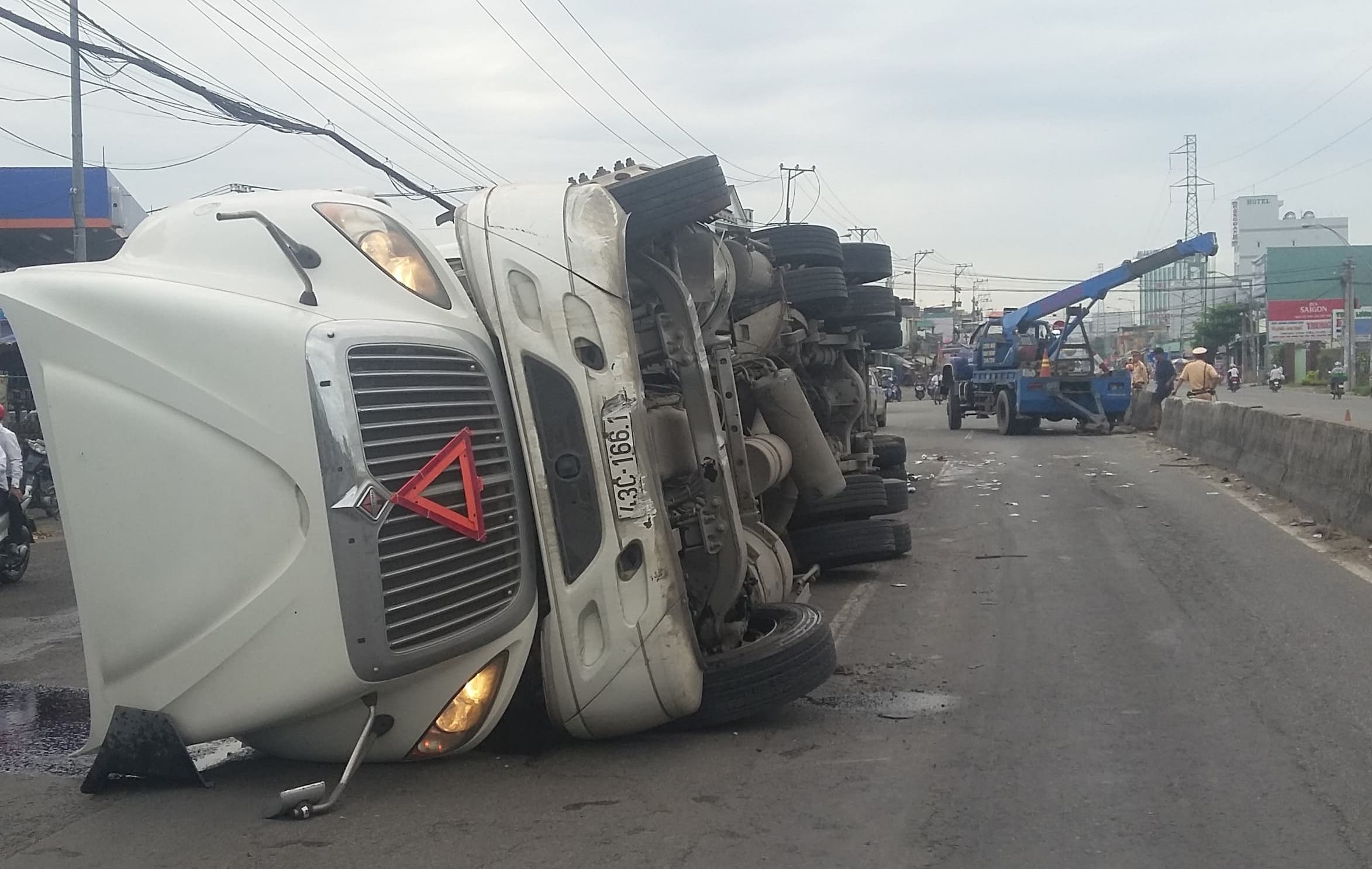 Xe container lật ngang ảnh 1 Xe container lat ngang anh 1