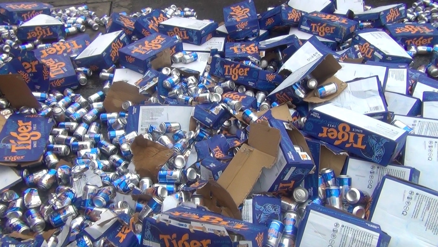 Hang tram thung bia do ra quoc lo 1 hinh anh