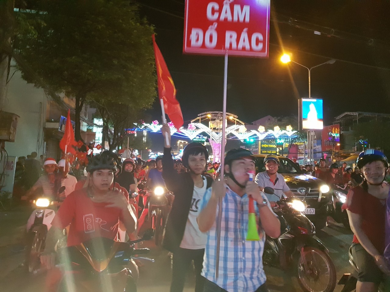 Nguoi Tay Do lai may cay, dap nap vung mung tuyen Viet Nam vo dich hinh anh