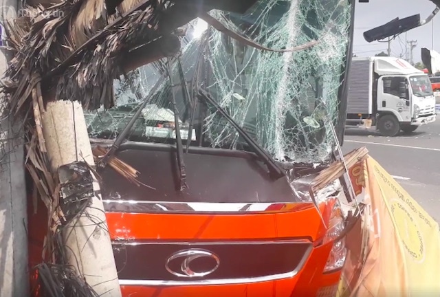 Tai nan lien hoan, xe khach Phuong Trang lao vao quan nuoc ven duong hinh anh