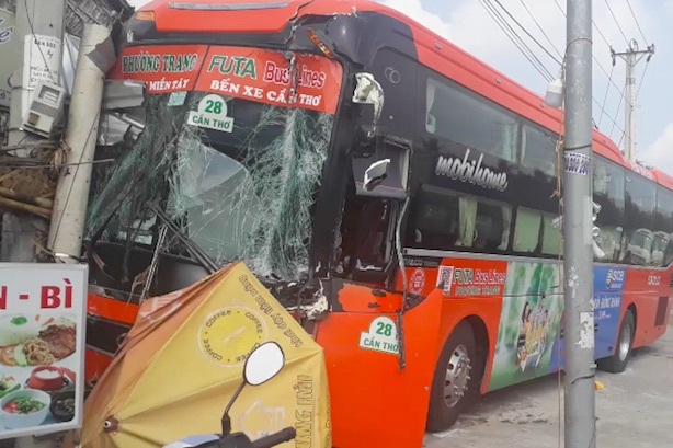 Xe khach Phuong Trang bep dau sau va cham tai vong xoay hinh anh