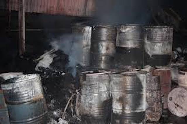 3 nguoi bi thuong khi thung phuy chua 200 lit dau phat no hinh anh