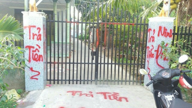 Nhom thanh nien rai vang ma, ve son va dung mam tom doi no thue hinh anh