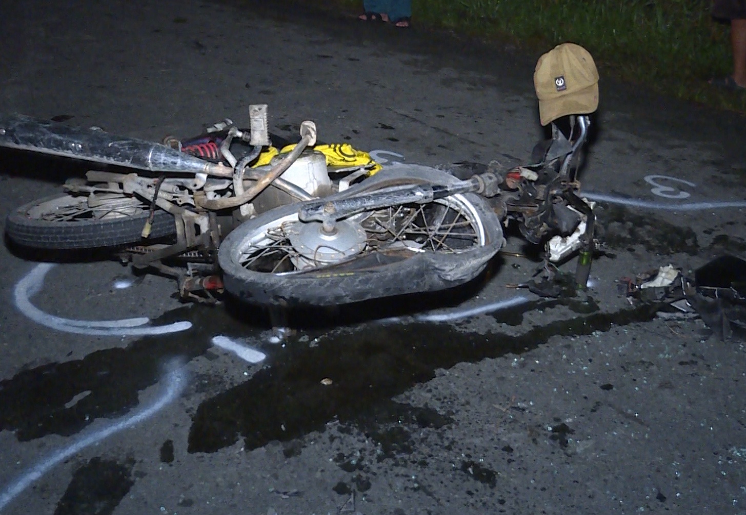 Oto va cham voi xe may dem Noel, nam thanh nien nguy kich hinh anh