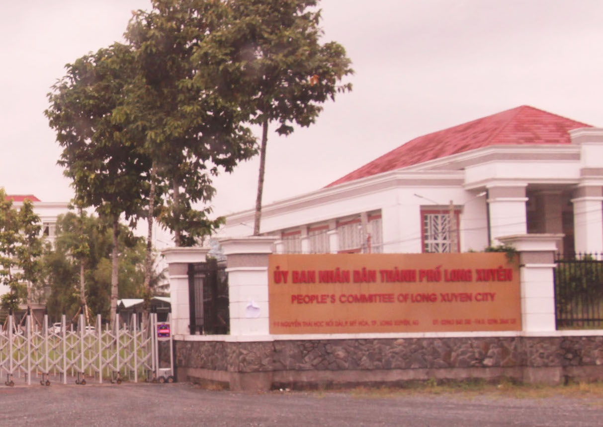 Xem xet thu hoi quyet dinh tuyen dung con gai Chu tich tinh An Giang hinh anh