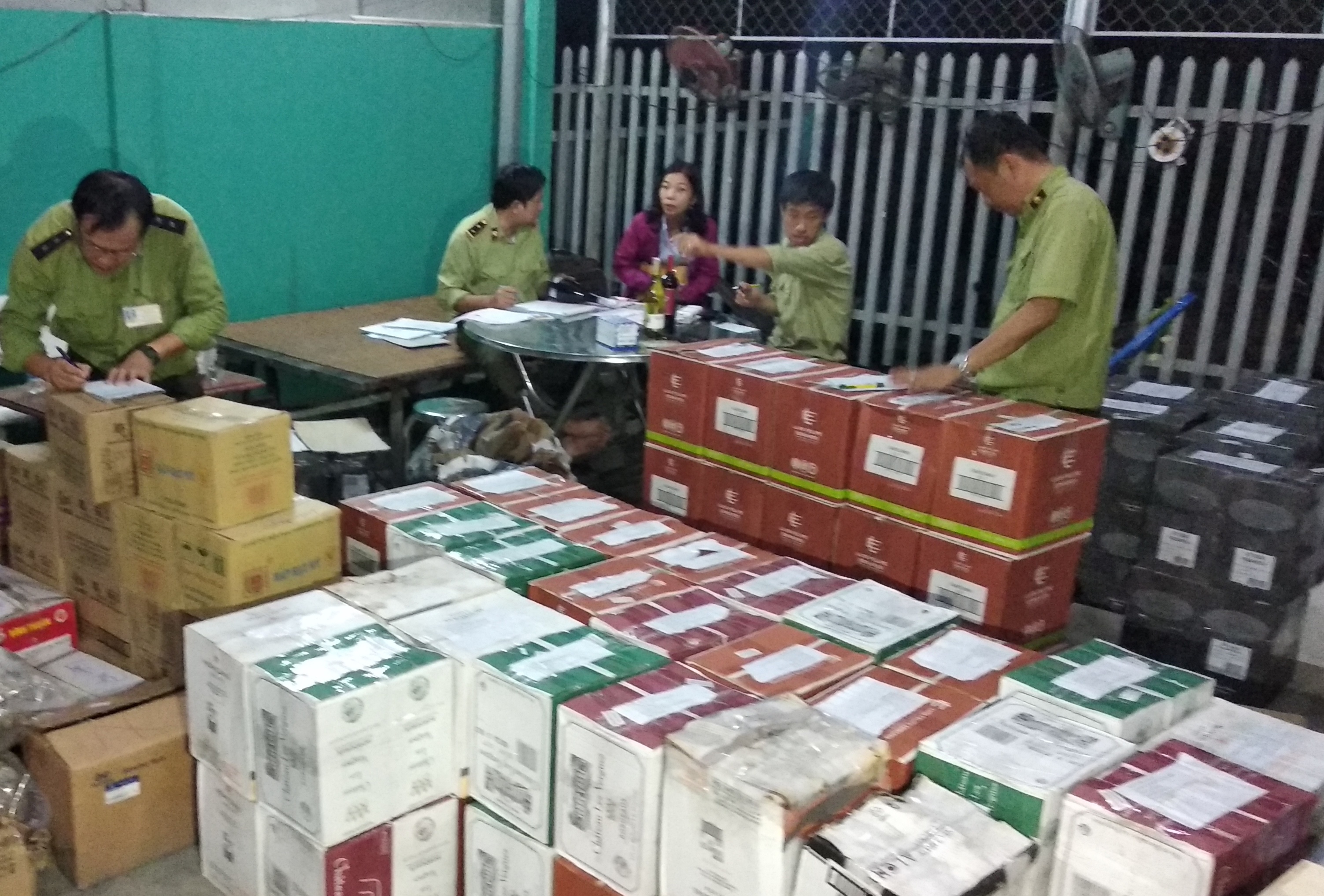 Xe tai cho hon 3.000 chai ruou ngoai ra Phu Quoc bi bat giu hinh anh