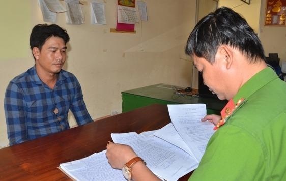 Nam thanh nien bat giu nguoi trai luat bi khoi to hinh anh