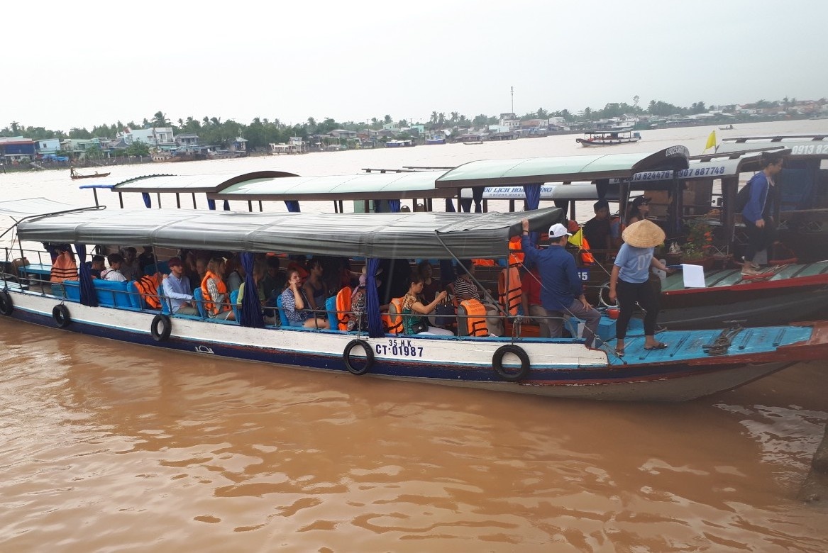 Khach du lich den mien Tay tang manh trong dip nghi Tet Duong hinh anh